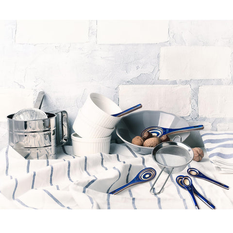 Esie Houzie oval scoops measuring into a spice jar for mess-free scooping