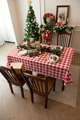 Essifunia tablecloth closeup gingham texture highlights smooth drape.