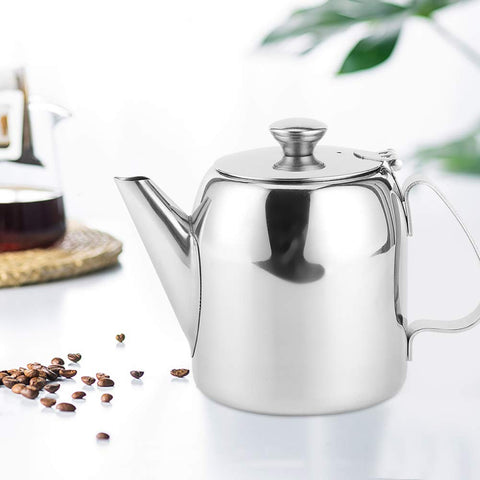 Ergonomic stainless steel handle on Belissy facilitates easy serving.