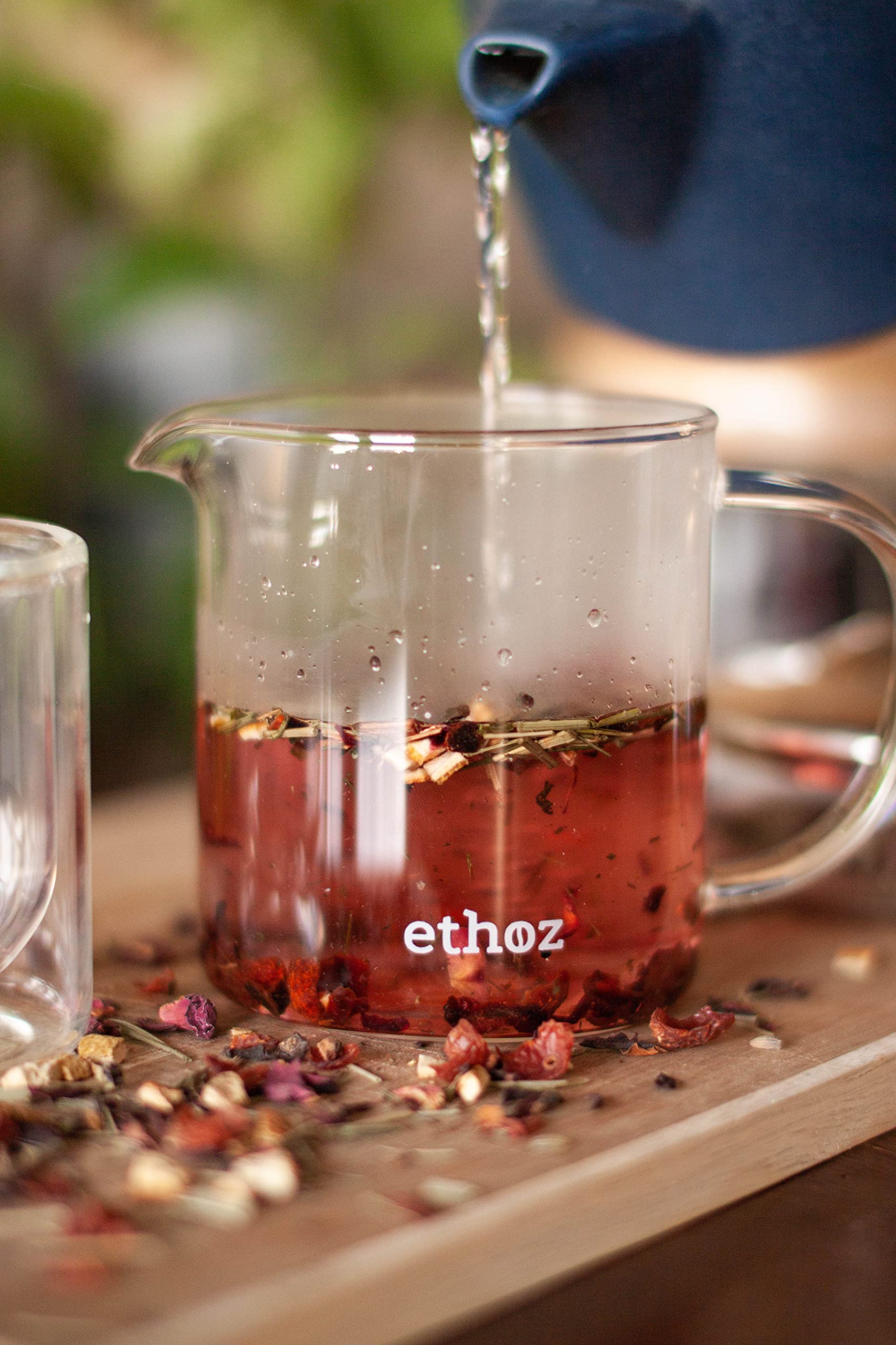 Ethoz loose-leaf brewing setup demonstrates effortless steeping with consistent flavor.