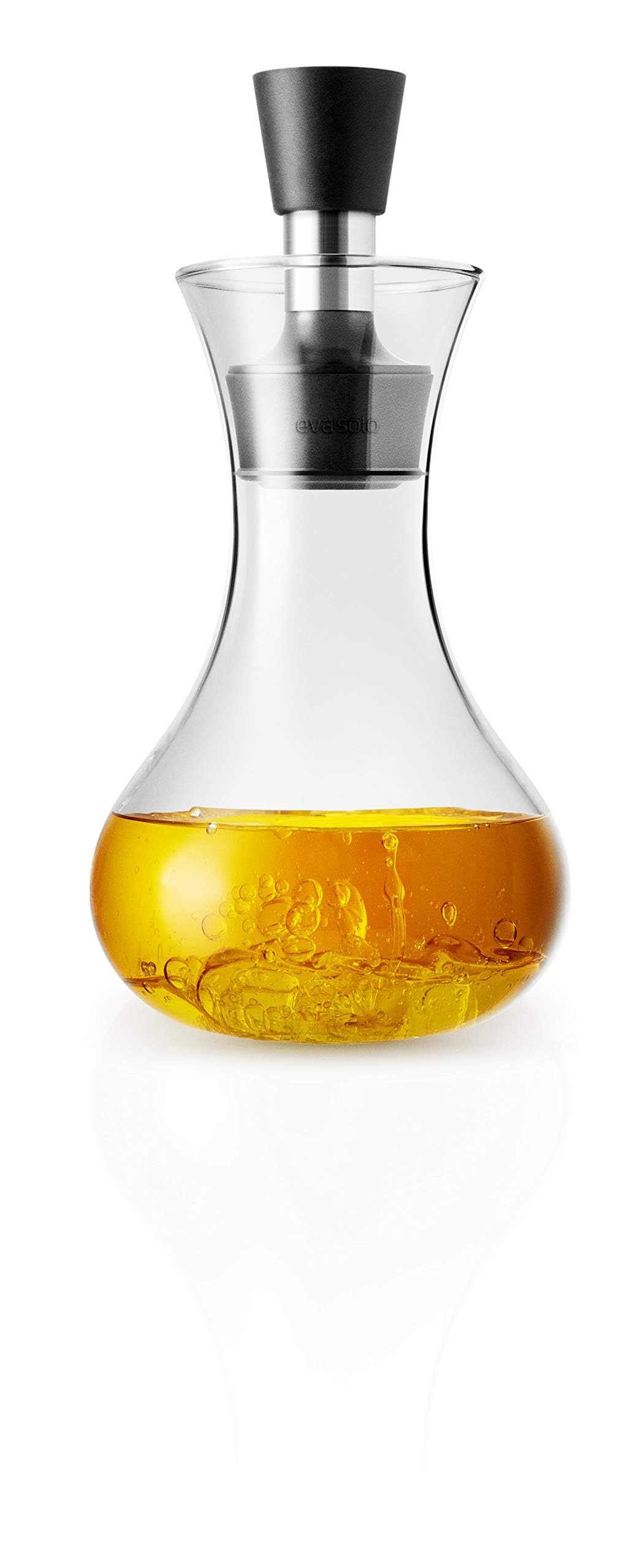 Eva Solo dressing shaker 0.25l pours smoothly for even dressing distribution.