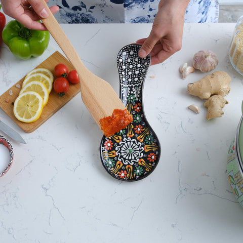 EVANILIFE decorative spoon rest enhances kitchen aesthetics and organization.