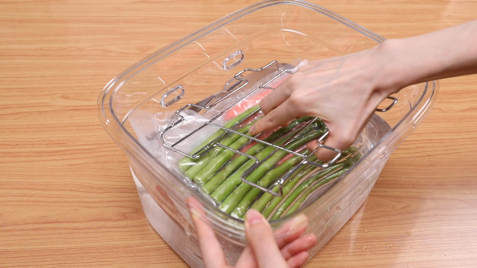 EVERIE container’s thickened lip enables comfortable carrying after cooking.