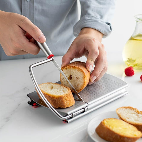 Faat3 Coi4 slicer with non-slip pads for stable use.