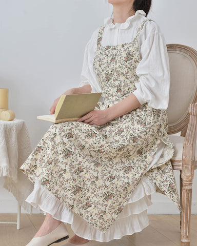 FADUOFA one-size-fits-most apron with adjustable side ties.