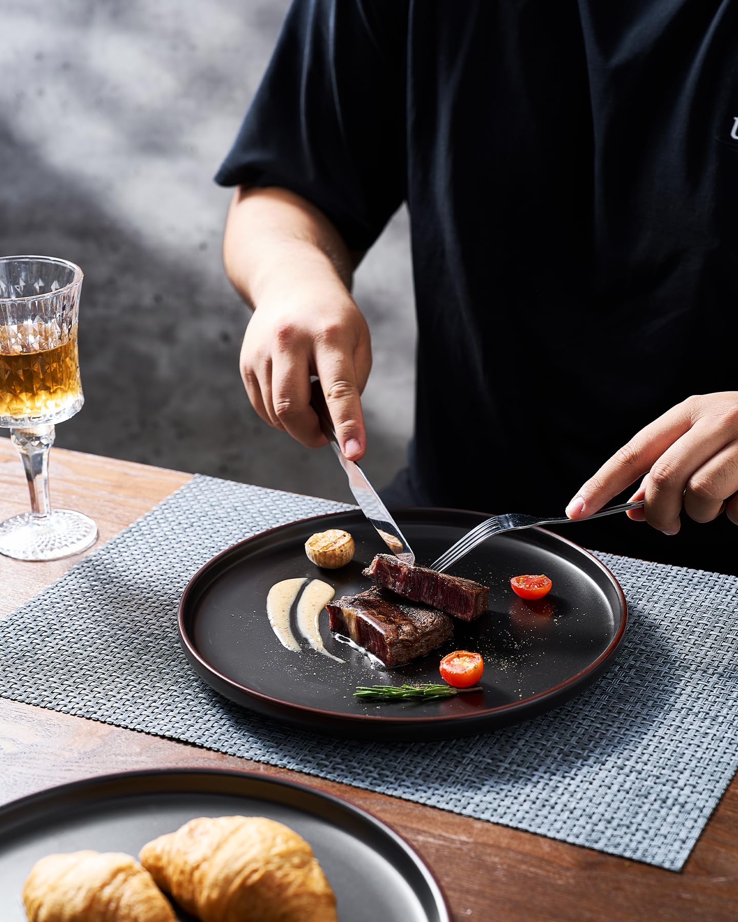 Famiware Mercury serving scene demonstrating versatile everyday dining.