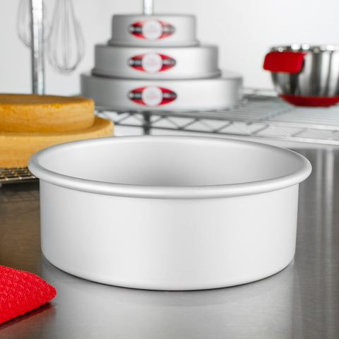 Fat Daddio's PRD-83SET easy release design supports clean cake removal.