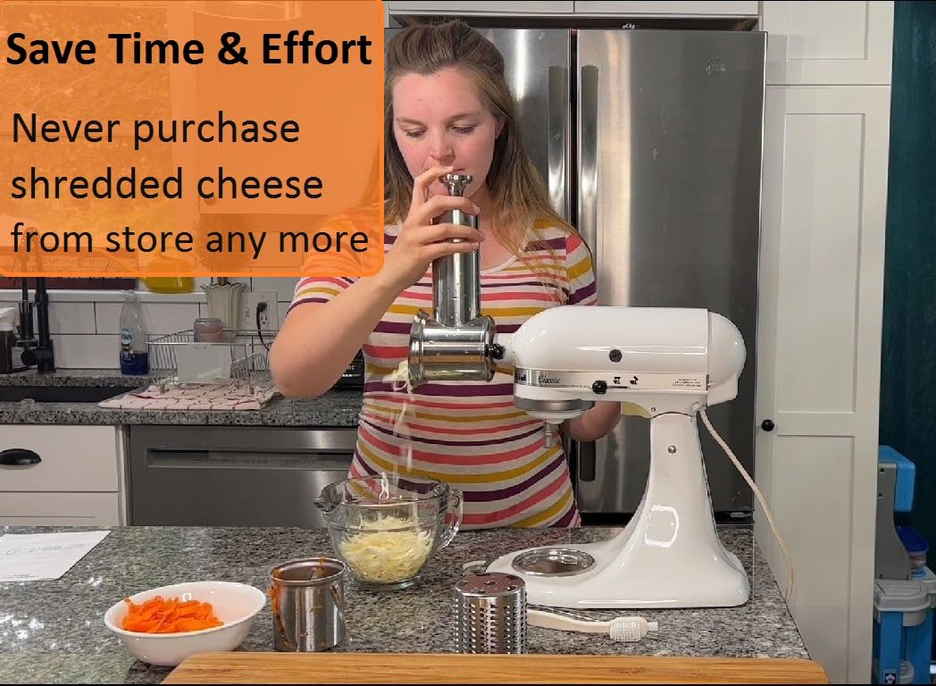 Ergonomic food pusher with lid handle on the FavorKit attachment