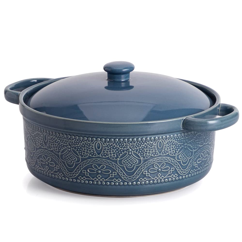 FE FUN ELEMENTS lace-embossed casserole with lid in grayish blue, ideal for elegant table presentation.