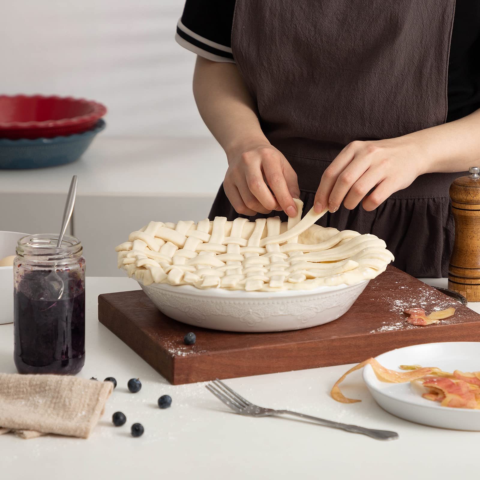 FE Fun Elements oven-to-table design makes serving easy and stylish