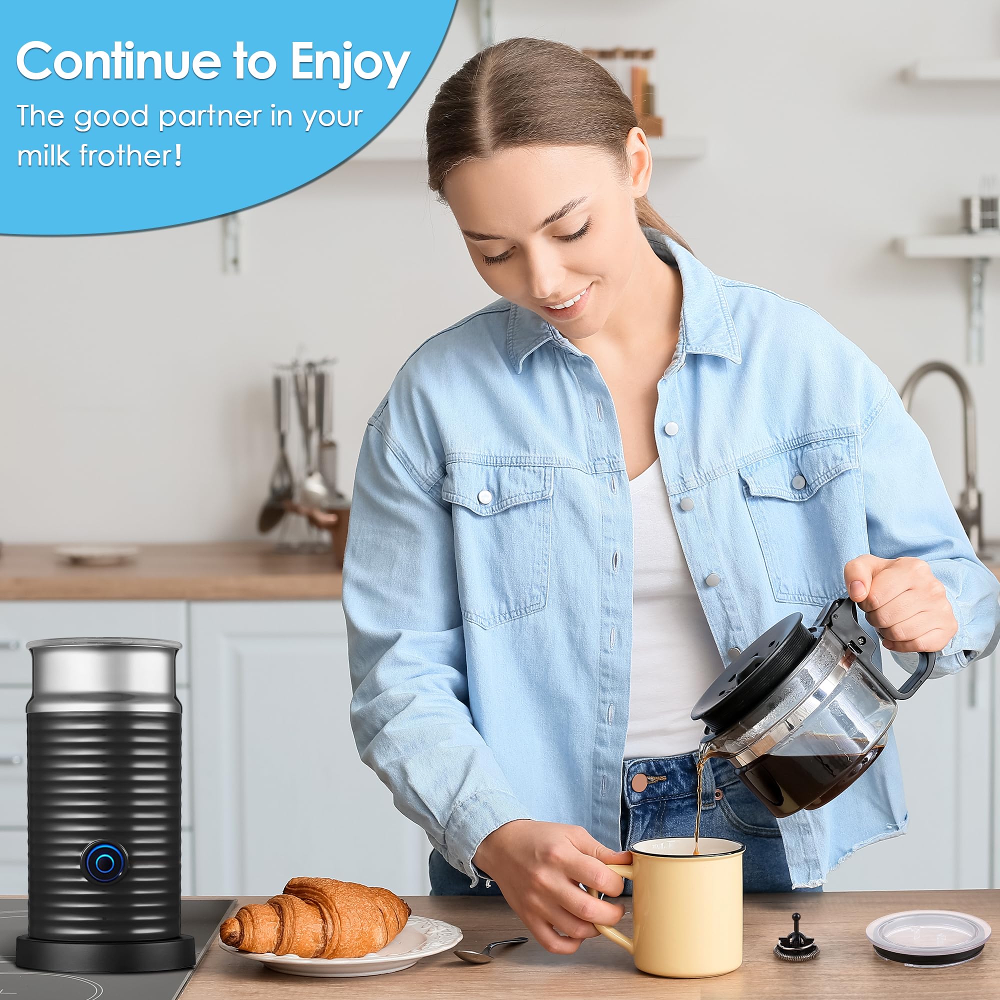 Feekoon lid transparent close-up highlights visibility during frothing.