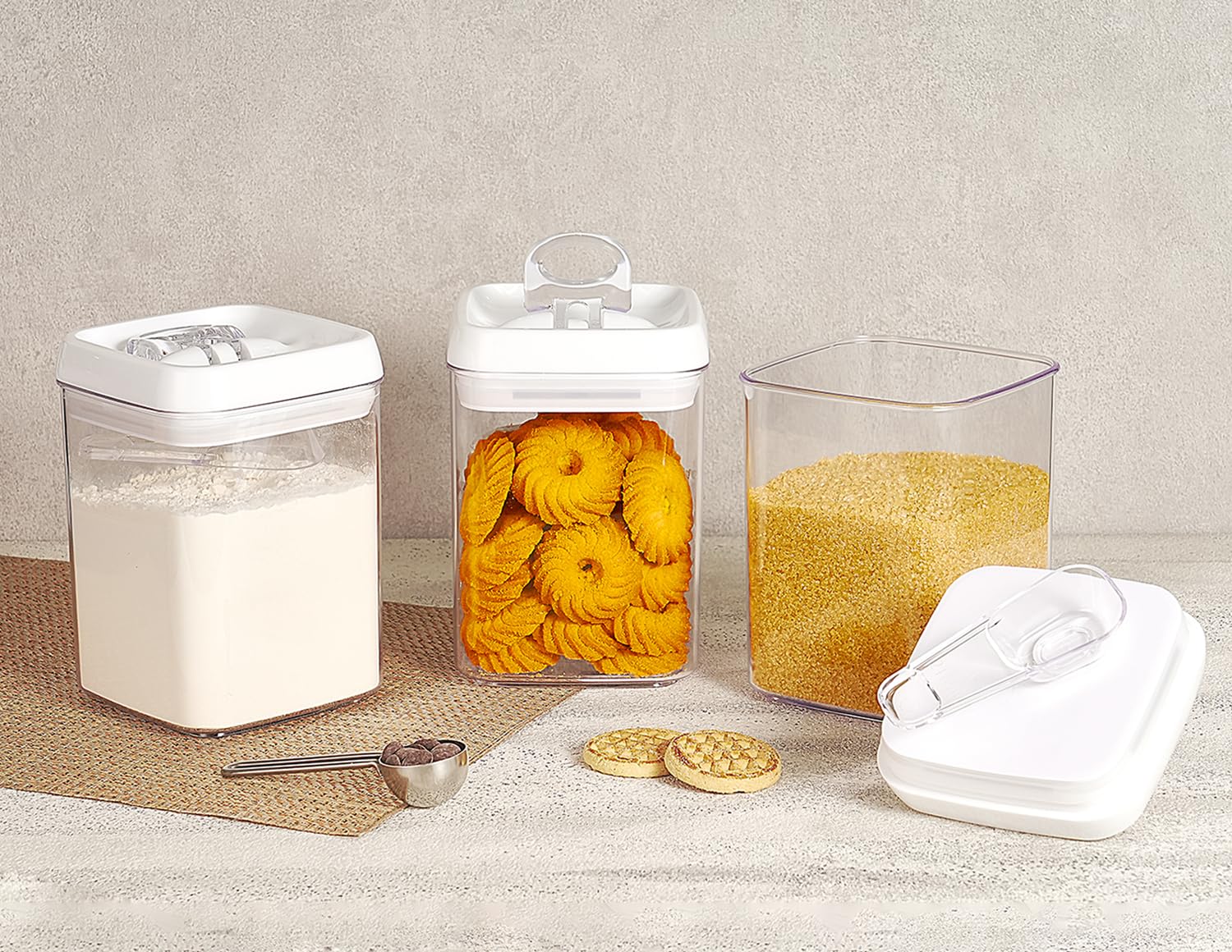 Felli Flip-Tite built-in scoop holder keeps scoop ready at a glance.