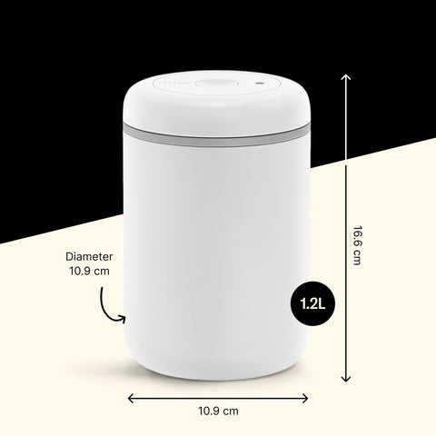 Fellow Atmos preserves loose leaf tea aroma with an airtight vacuum seal.