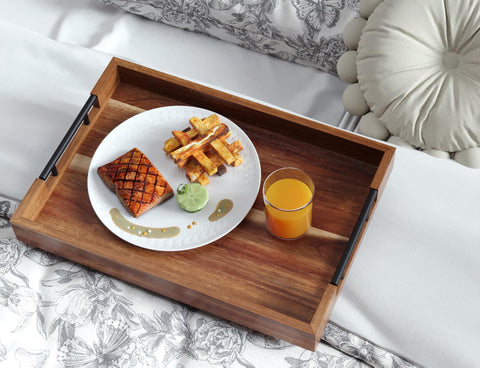 Fibogollo acacia wood tray with metal handles, side view, safe grip.