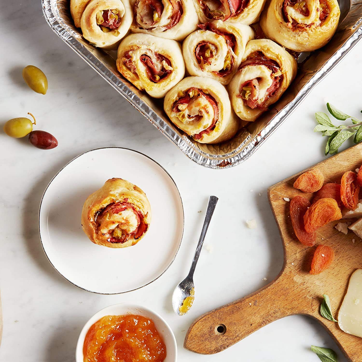 Fig & Leaf heavy-duty aluminum tin pans provide sturdy bake and reliable serving.