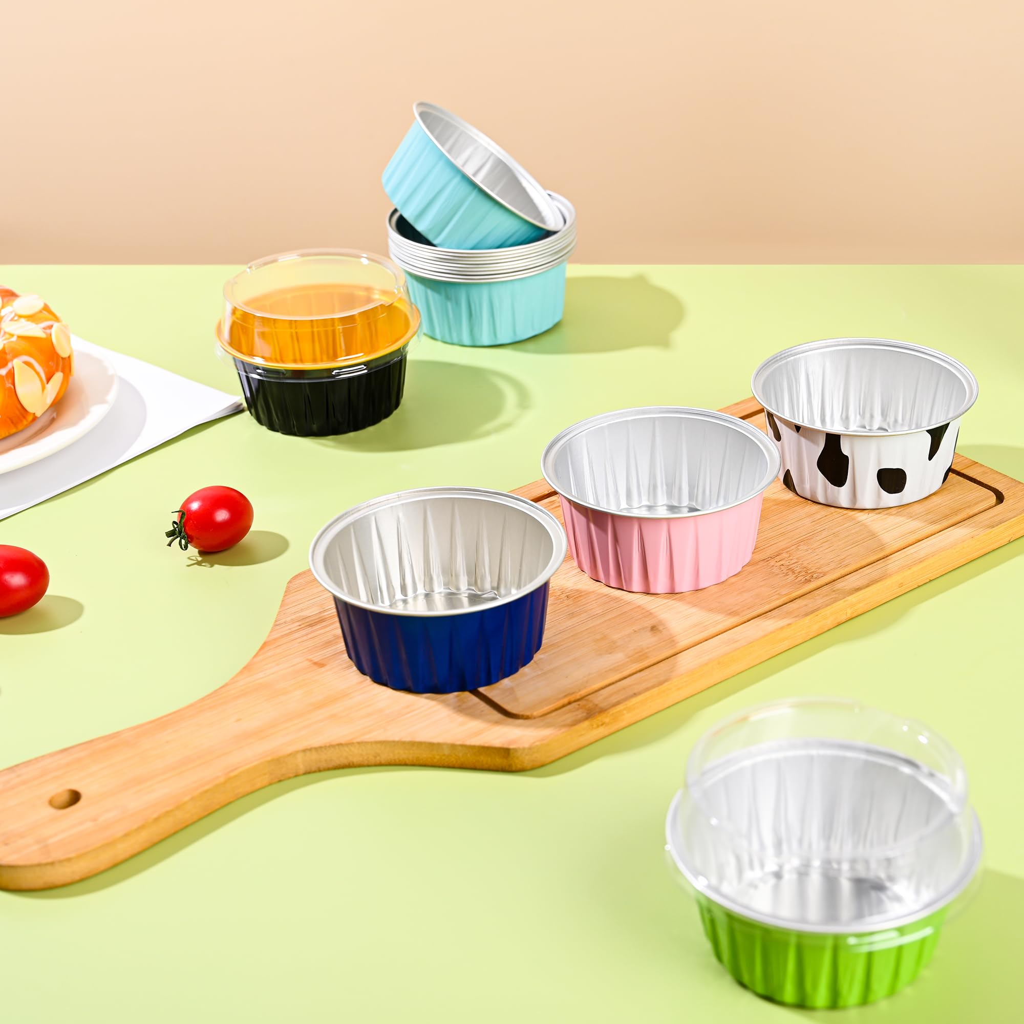 Findful disposable cake containers for catering and easy post-event cleanup.