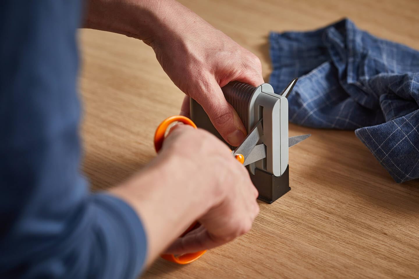 Fiskars sharpener dimensions show a compact 4 cm length.