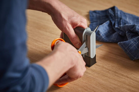 Fiskars sharpener dimensions show a compact 4 cm length.