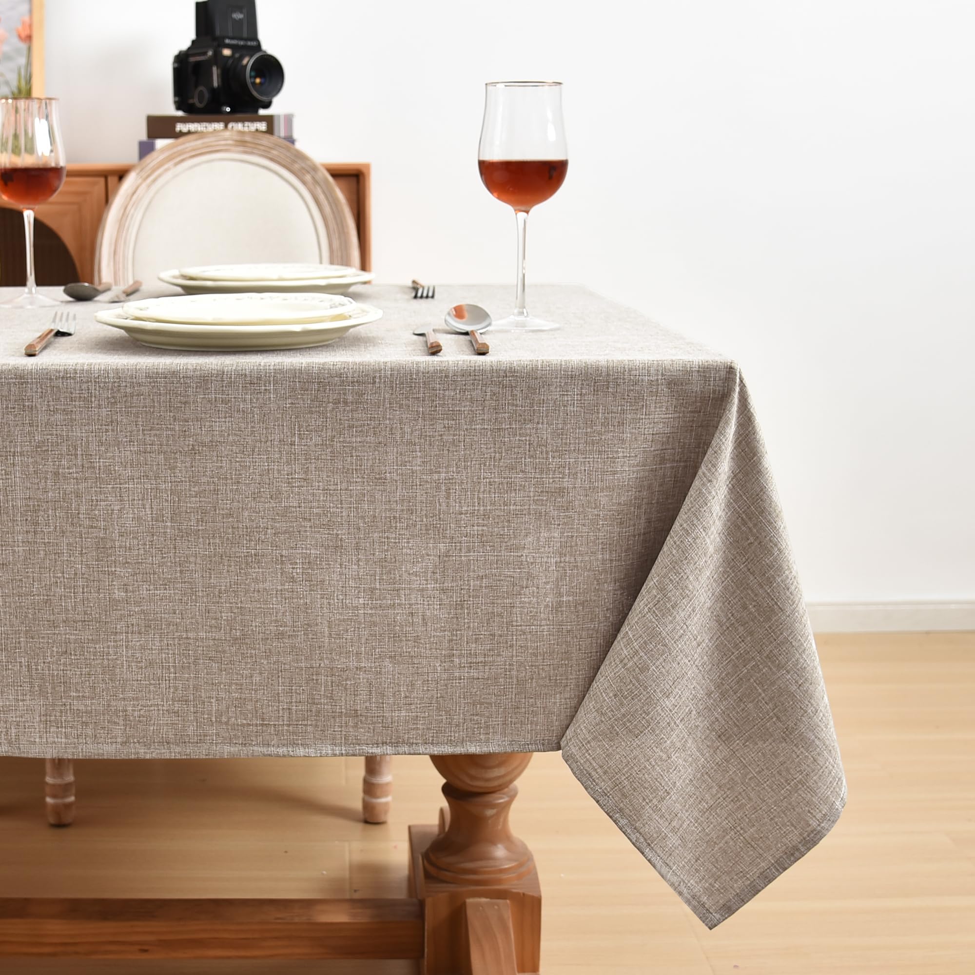 Fitable Nature wrinkle-resistant tablecloth close-up demonstrates smooth surface feel.