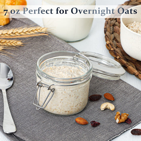 Folinstall pantry organization with clear jars stacked for efficient storage.