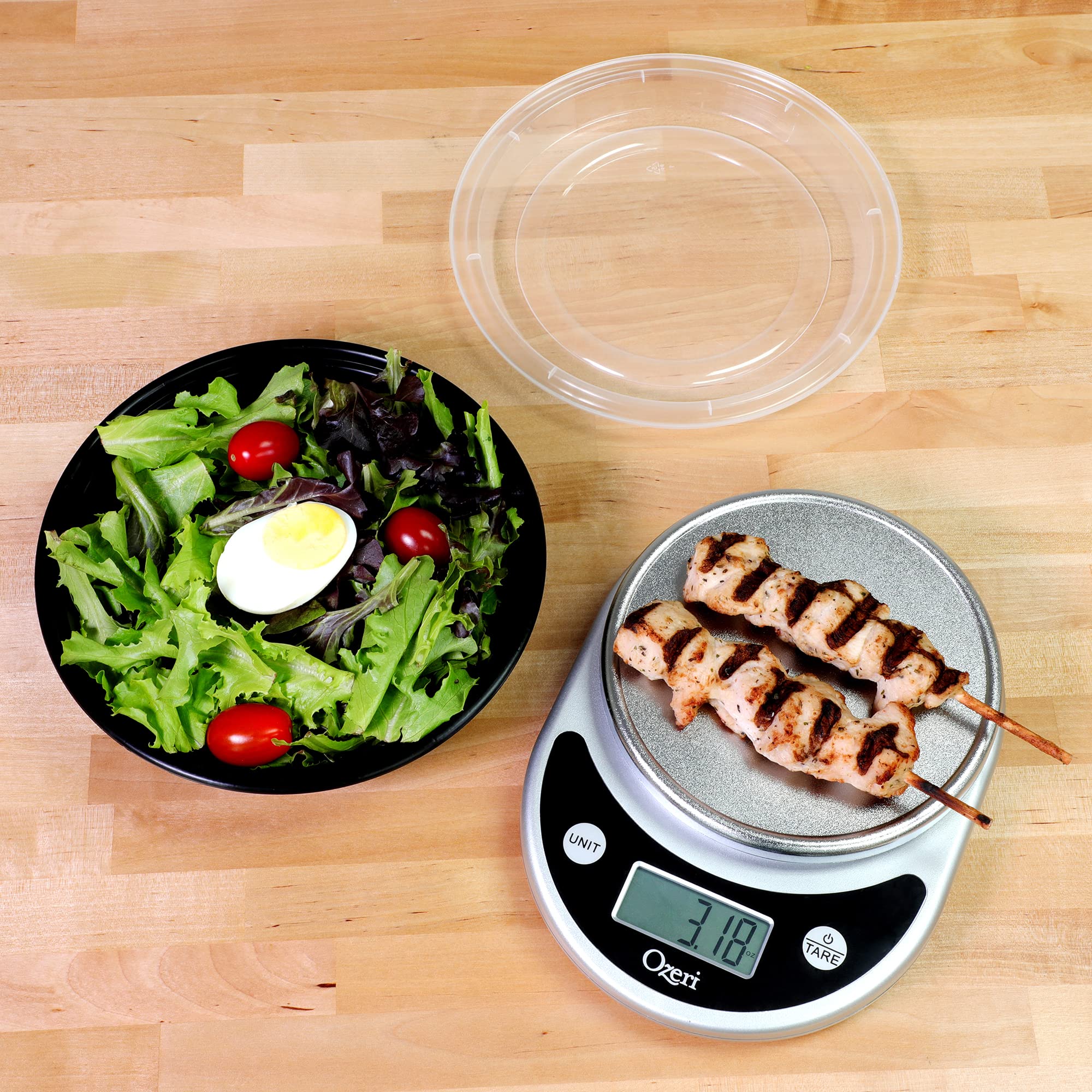 Freshware dishwasher-safe lunch box for easy cleanup after meals.