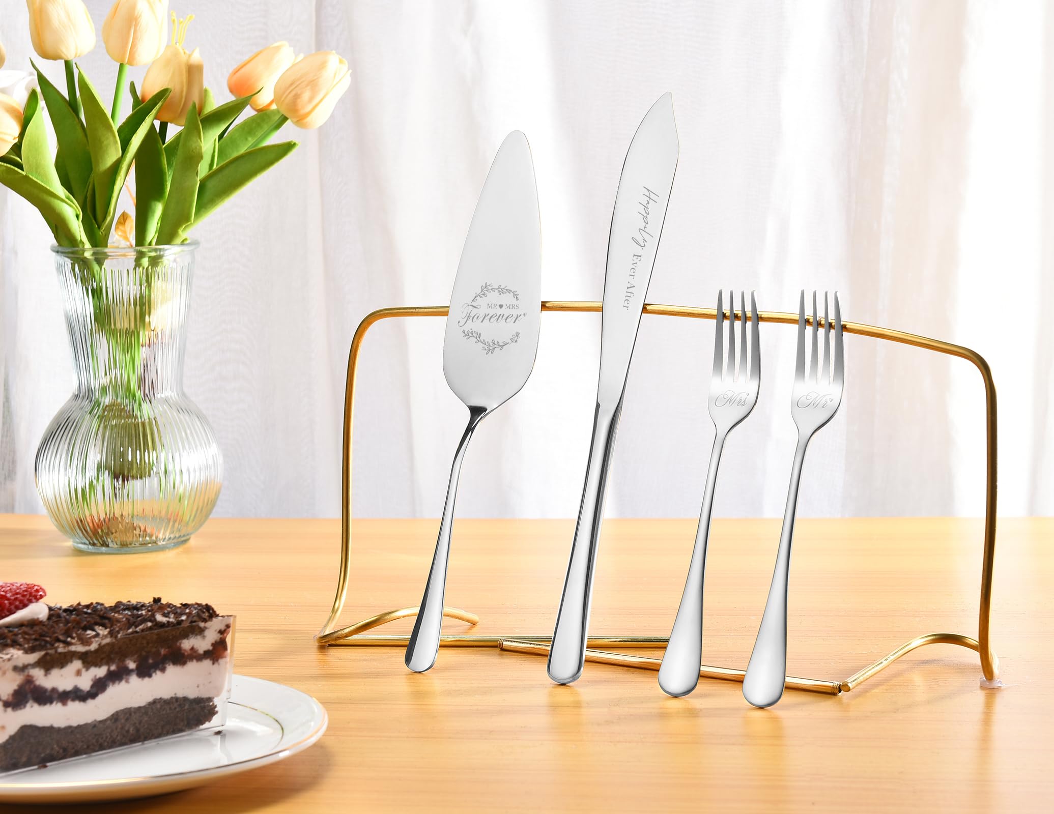 Galaxozent table-setting image highlights versatile serving for cakes and cheeses