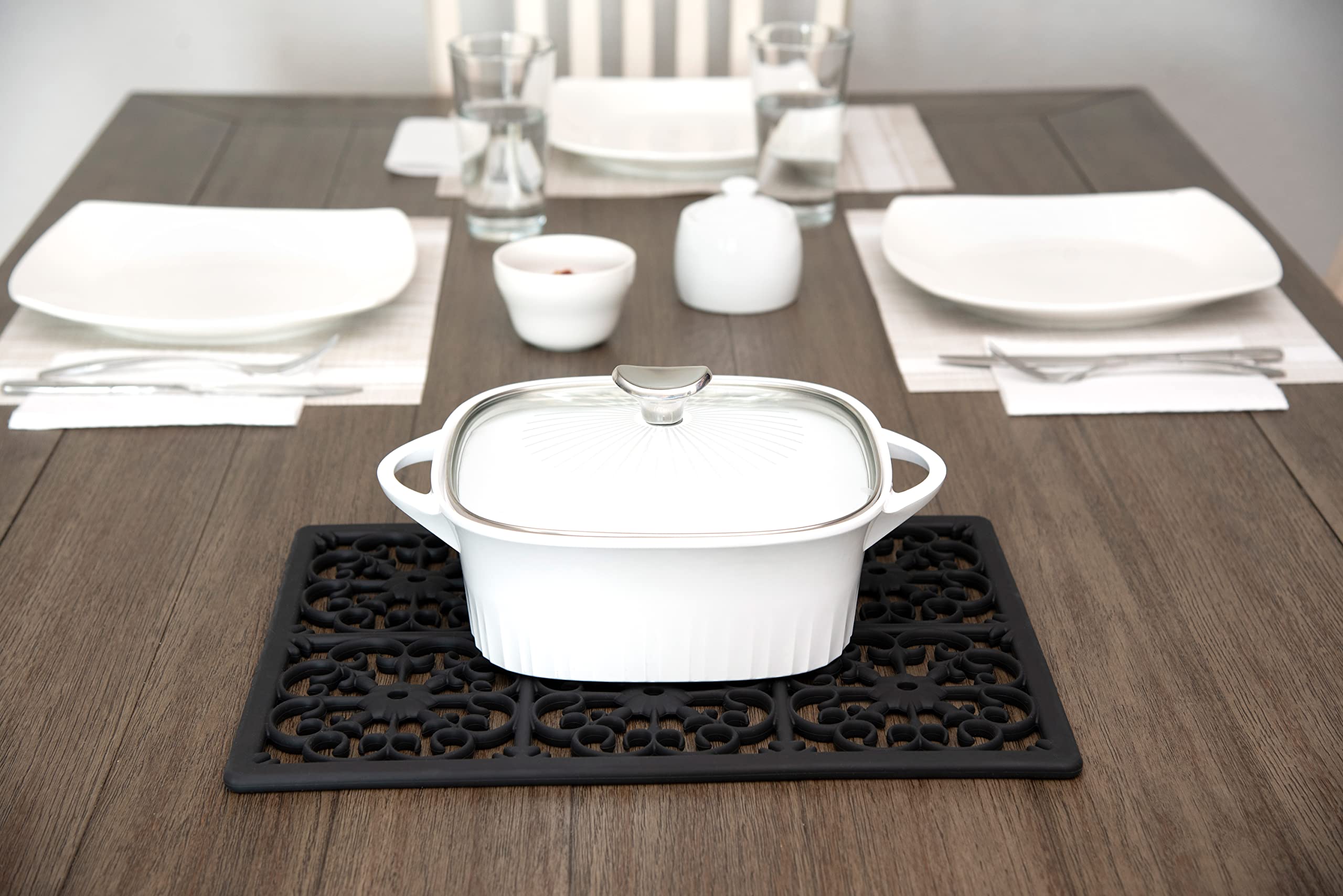 GASARÉ rugged kitchen trivet protects surfaces while handling hot dishes