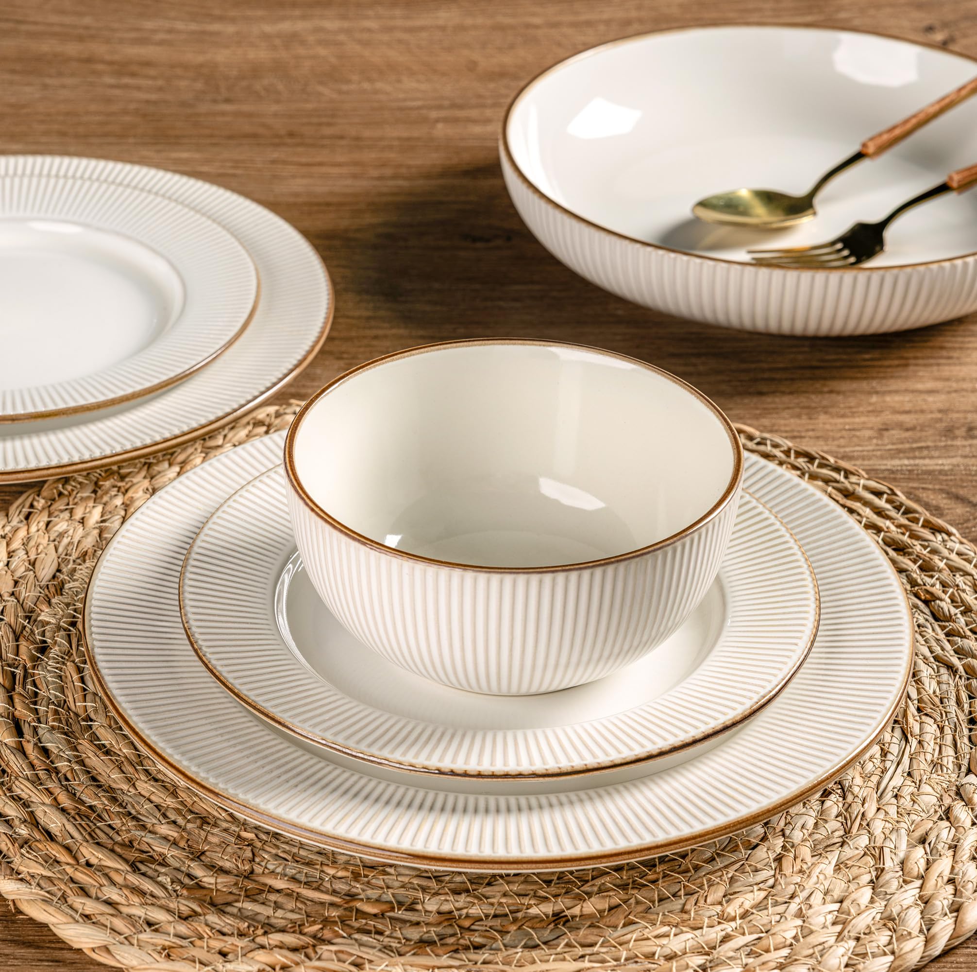 GBHOME appetizer plates with embossed edges, ideal for salads and appetizers.
