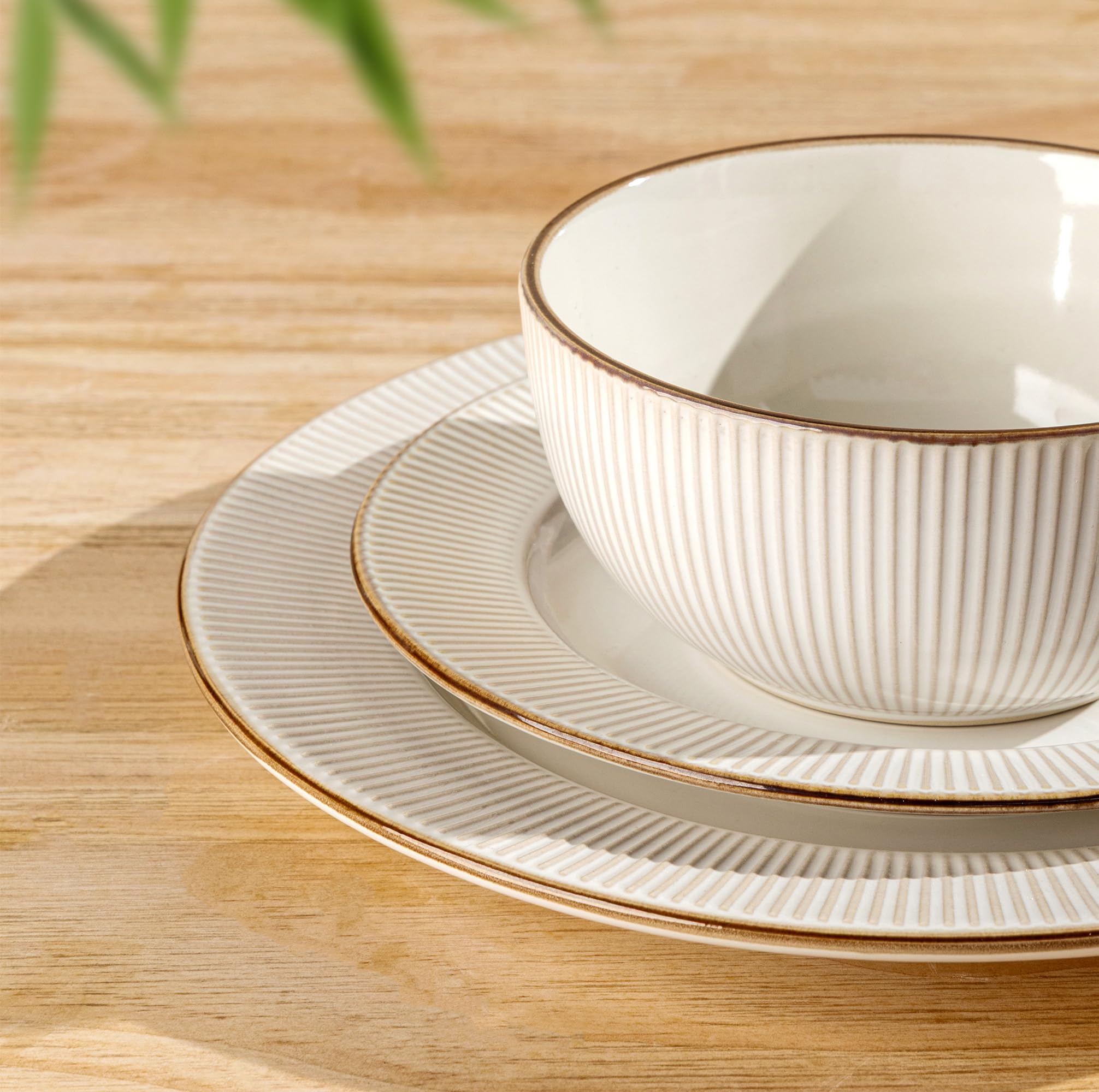 GBHOME white glaze and dark rims for a stylish table contrast.