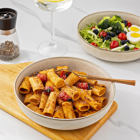 GBhome wide, deep bowls help keep food contained and easy to scoop.