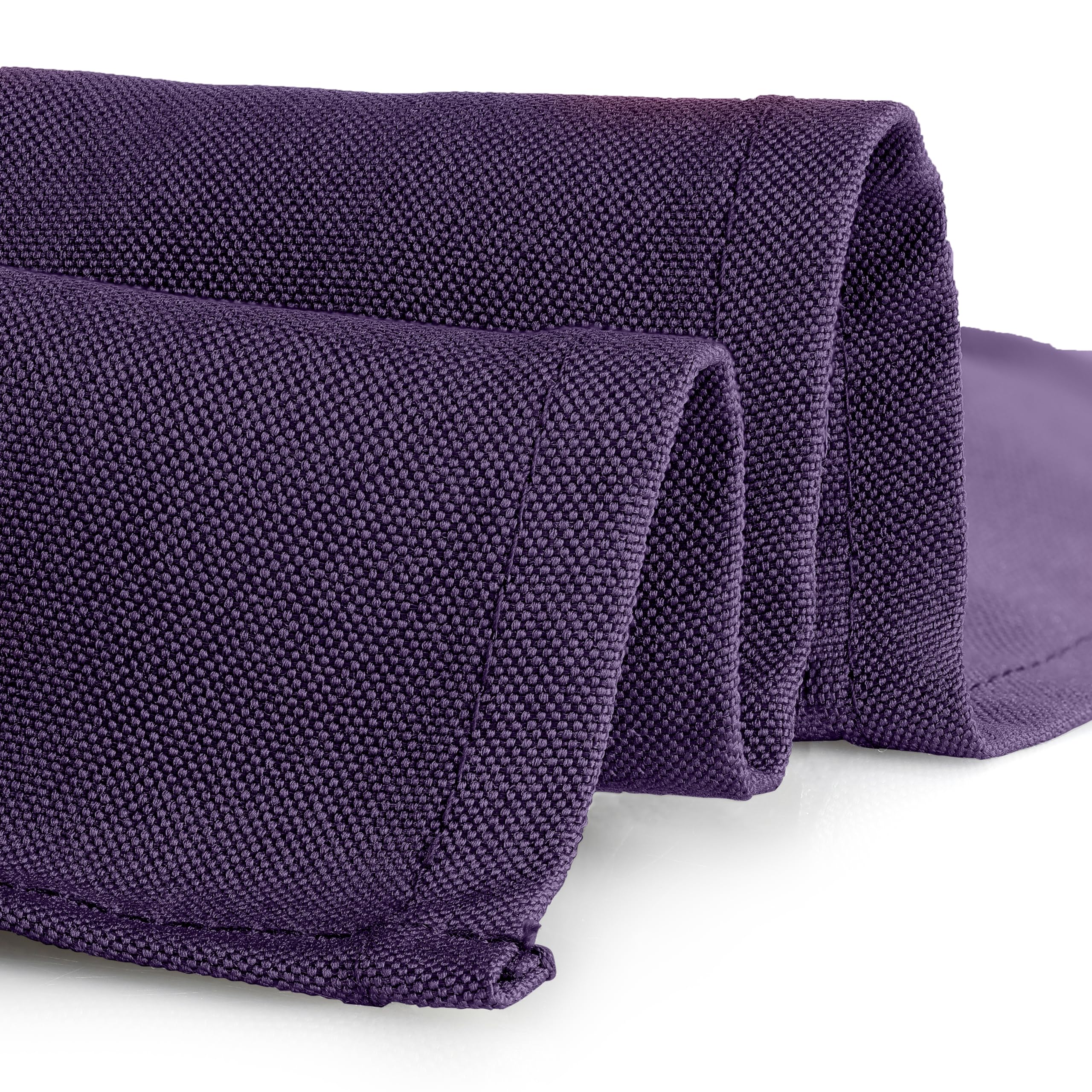 Gee Di Moda close-up shows wrinkle-resistant polyester for effortless, repeated-use elegance