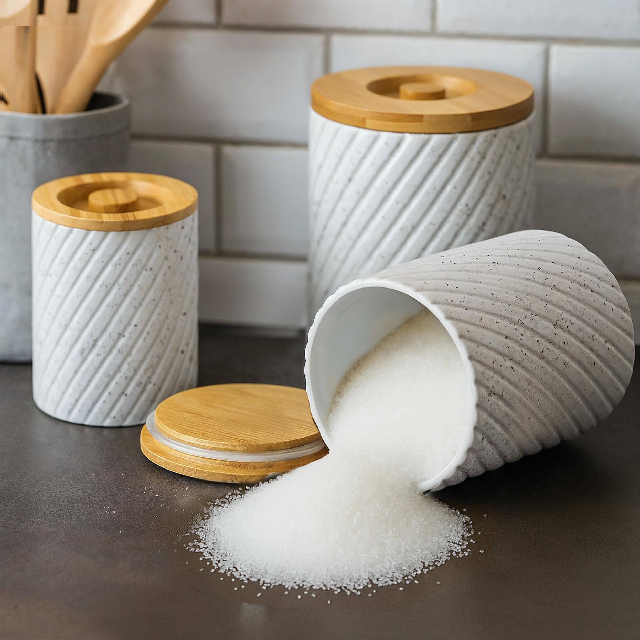 Gennua Kitchen bamboo lid closeup showing ergonomic handle and airtight seal.