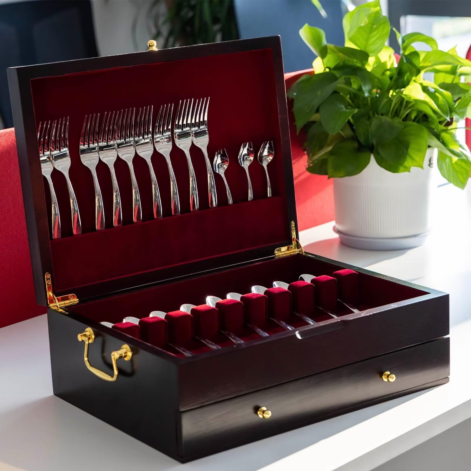 GENRICE felt-lined interior protects silverware from scratches.