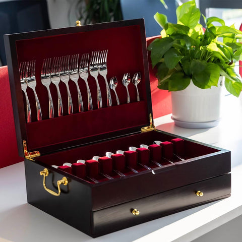 GENRICE felt-lined interior protects silverware from scratches.