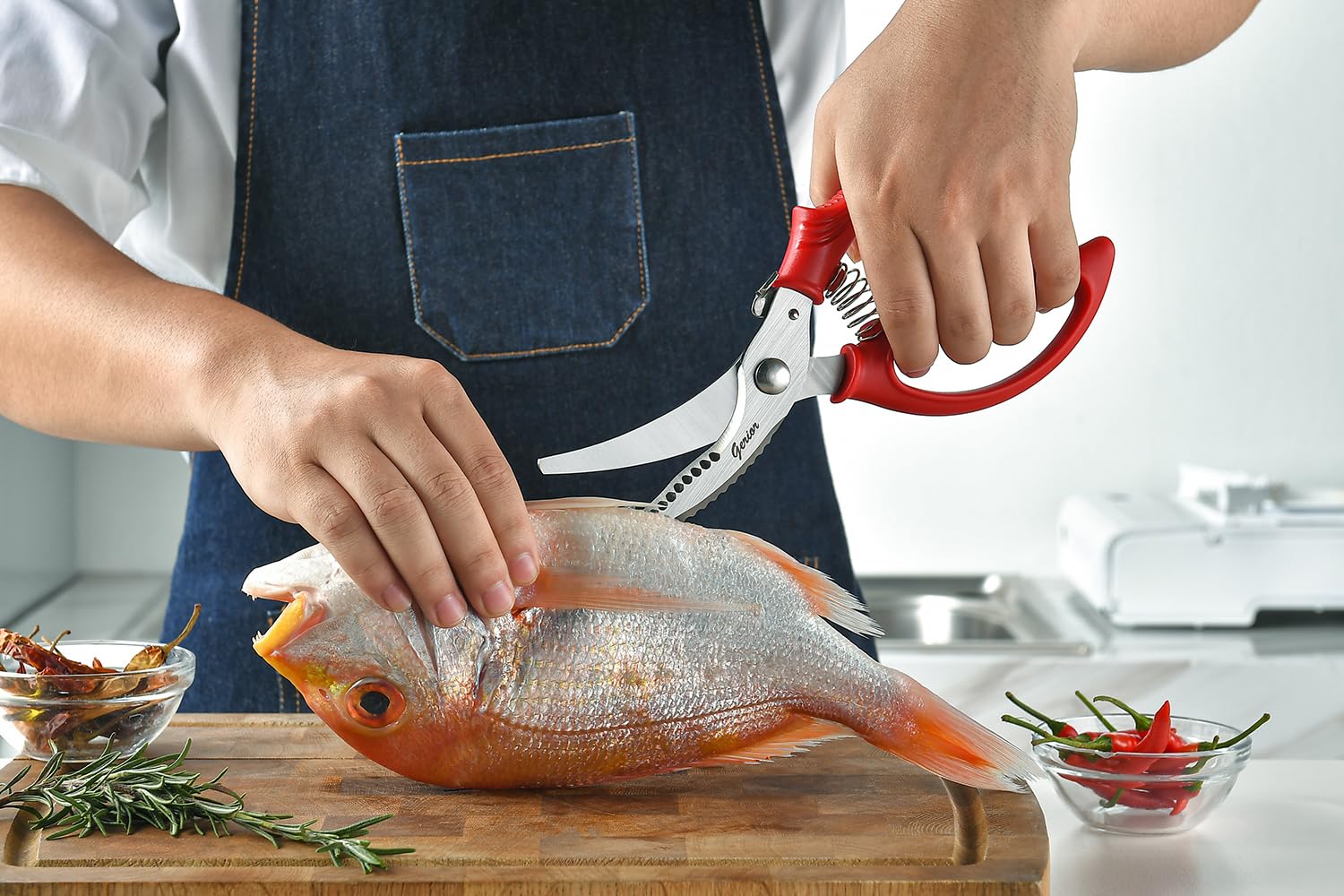 Gerior 9.6-inch heavy-duty shears designed to handle meat, herbs, and vegetables with ease.