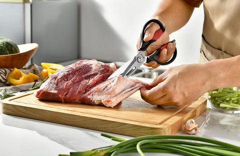 Gerior utility shears show poultry-cut capability for versatile kitchen prep.