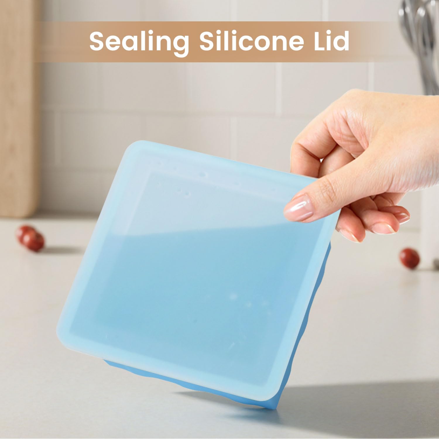 Transparent lid prevents spills and seals flavors in GGOW silicone trays.