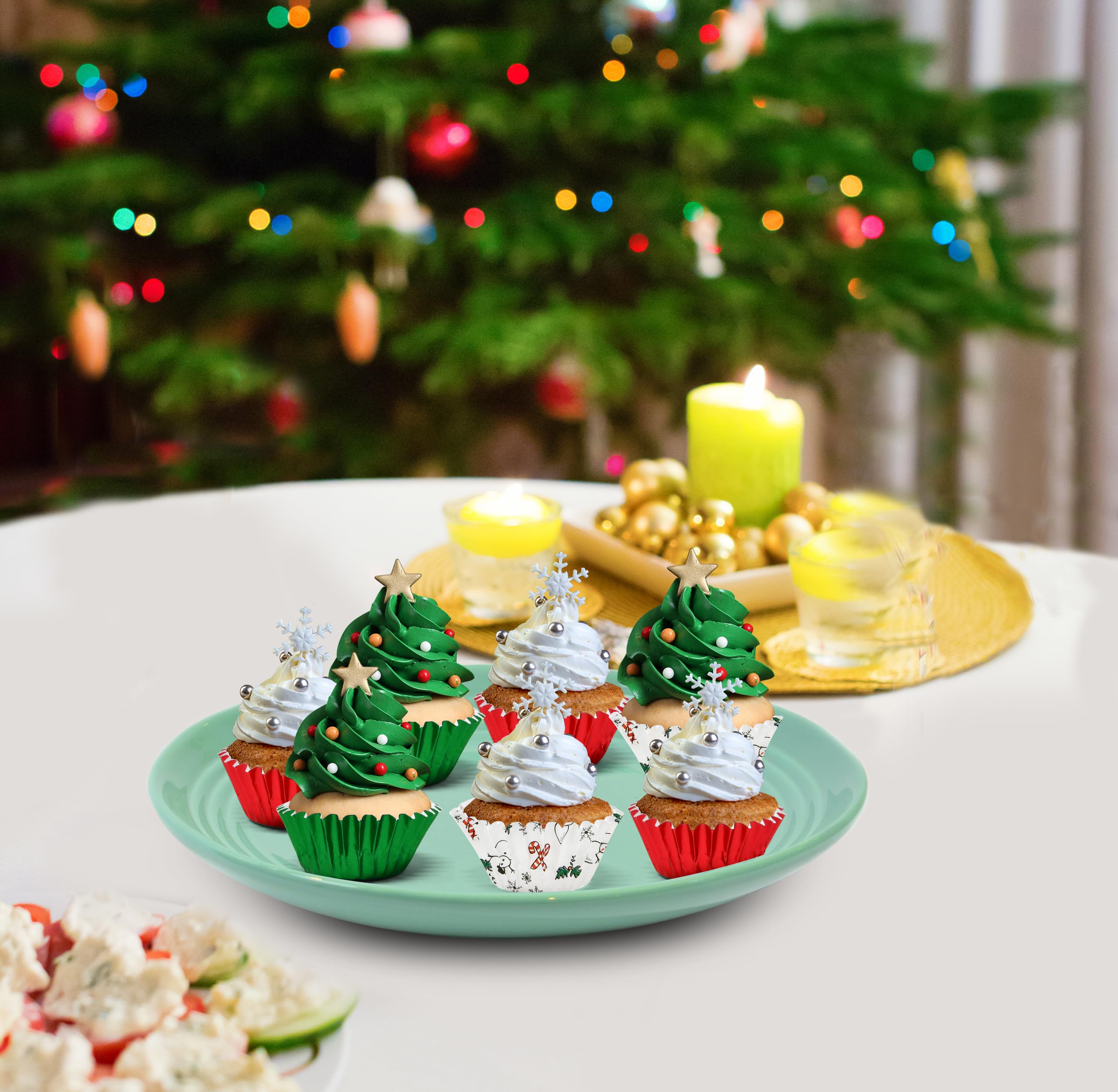 Gift Boutique snowflakes accent liner pairs beautifully with mini cupcakes and snacks.