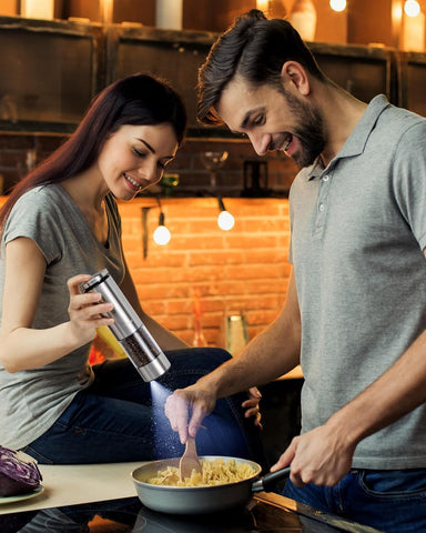 GiveBest grinder with built-in LED light shows seasoning amount.