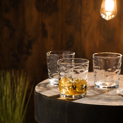 Glaver's 13 oz tumbler features a bold rim for comfortable gripping.