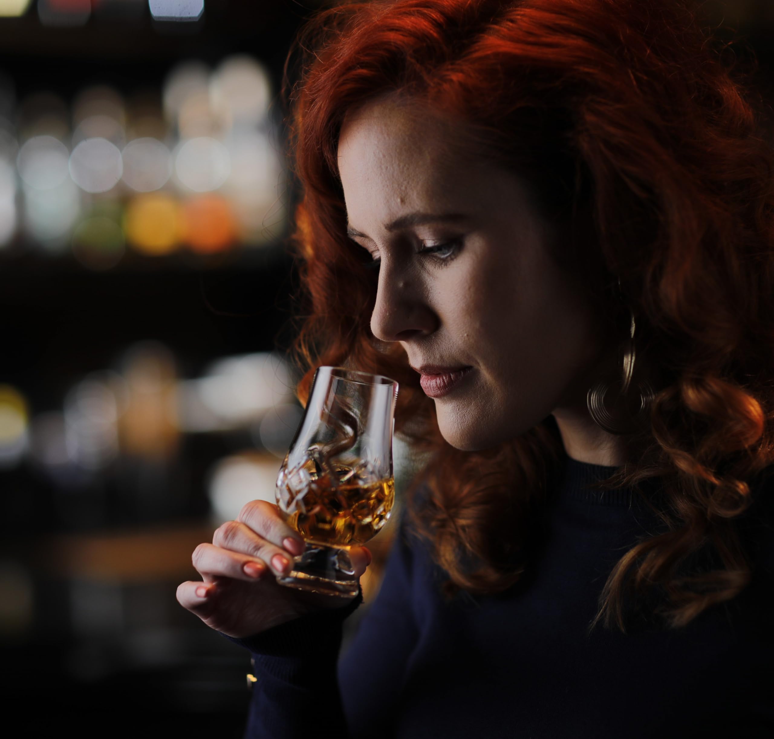 GLENCAIRN cut glass showcases whisky color and bouquet during sipping.