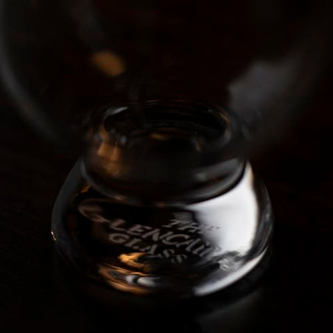 GLENCAIRN ergonomic narrow rim for comfortable tastings.