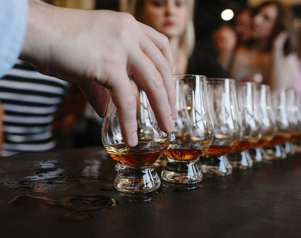 GLENCAIRN glass solid base and ergonomic hand-fit during tasting