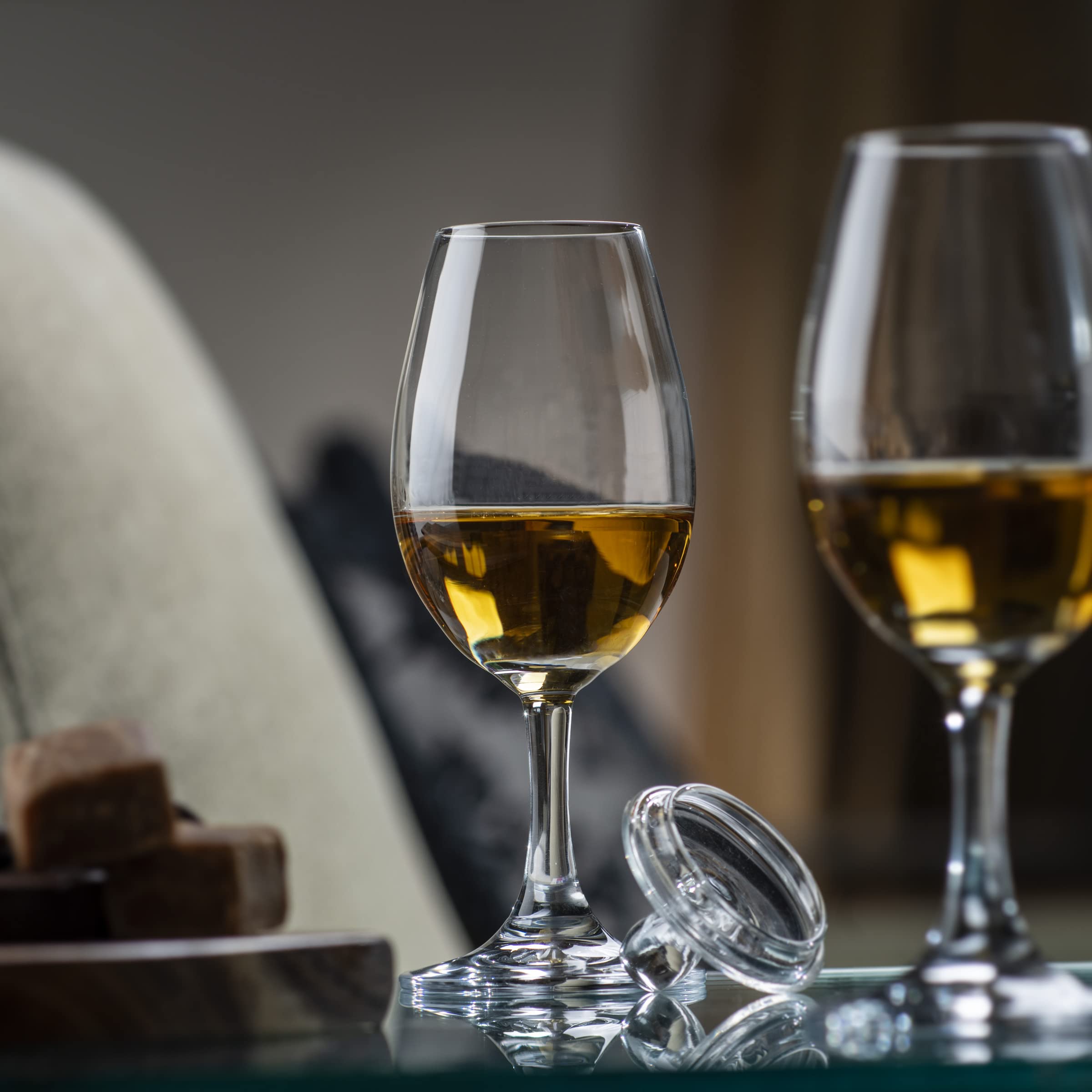 Glencairn tasting cap seals vapors to concentrate aromas.