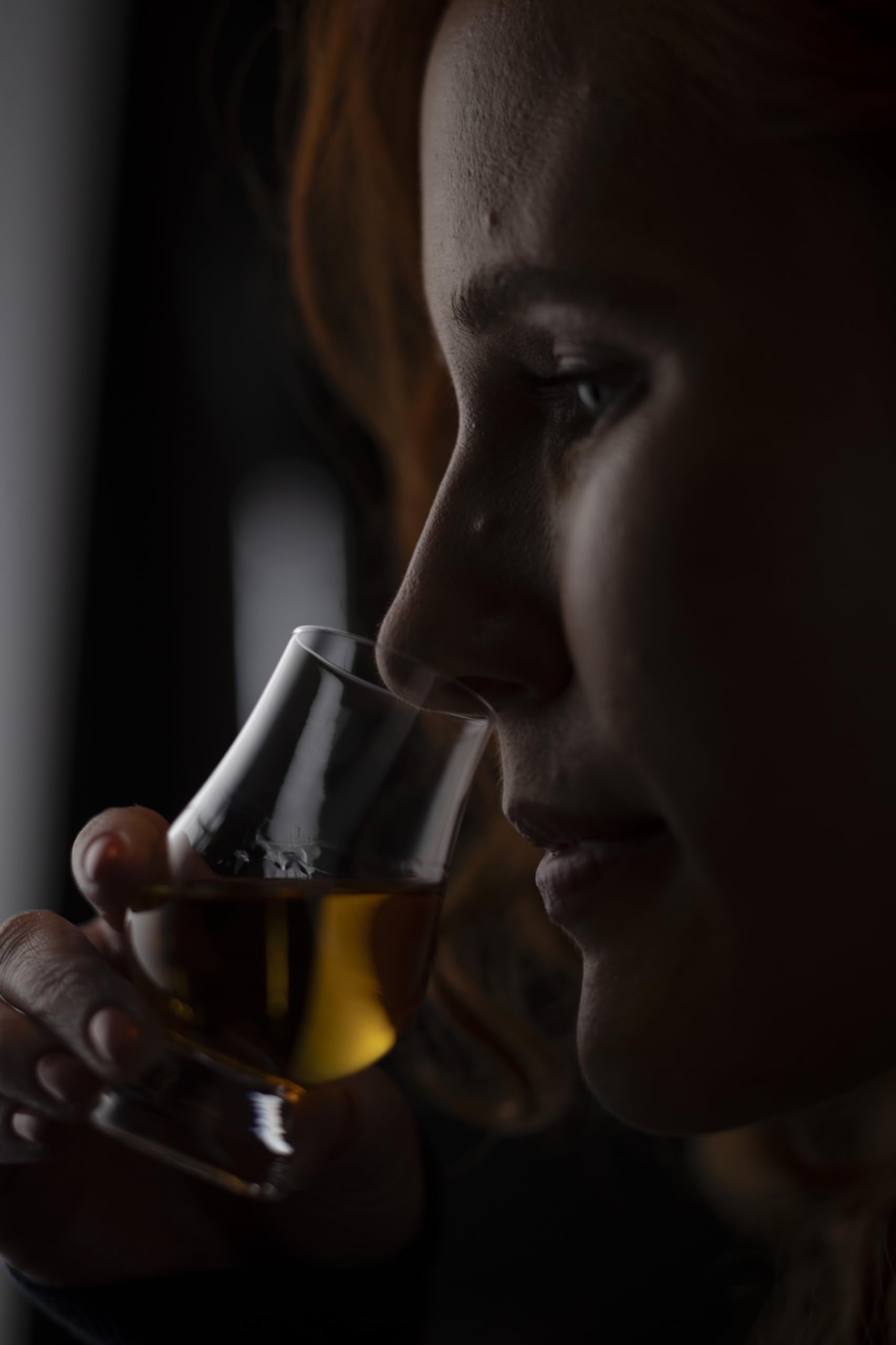 Color and aroma visible through crystal bowl of Glencairn Wee glass.