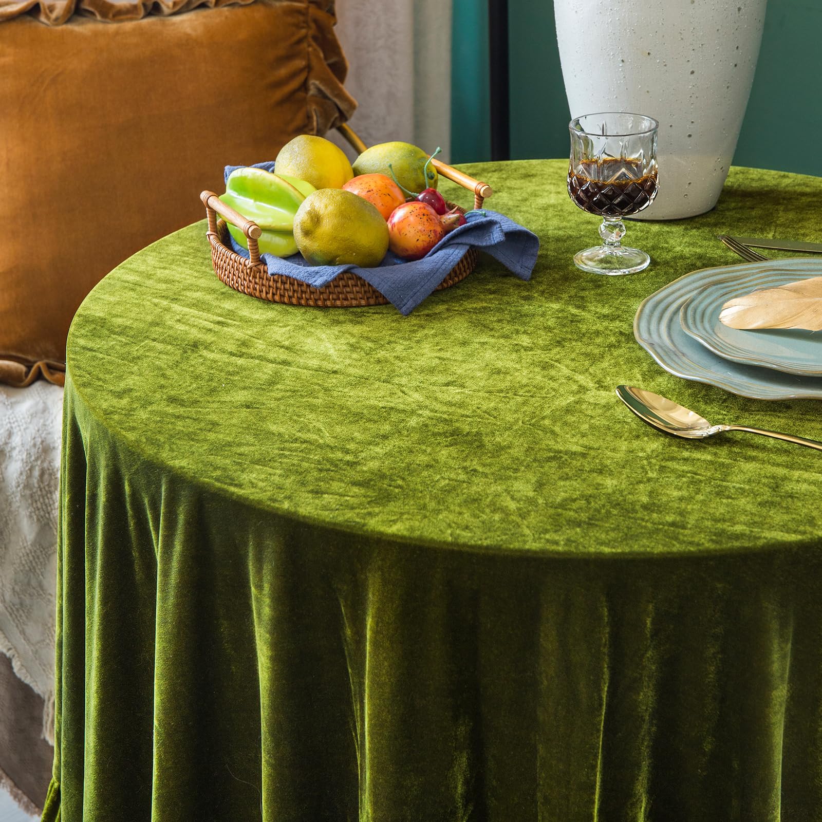 GLORY SEASON velvet tablecloth at wedding or party creates luxurious ambience