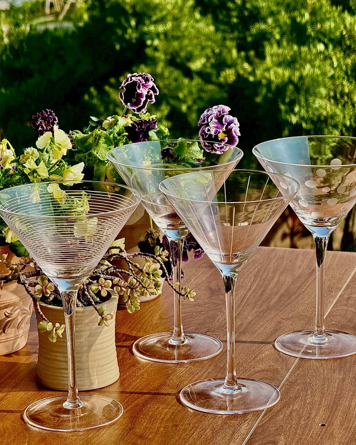 Gnimihz versatile glasses support martini, cosmopolitan, and gimlet presentation.