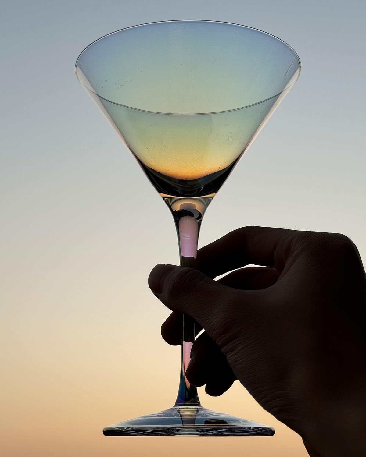 Gnimihz home bar impression with shimmering glassware