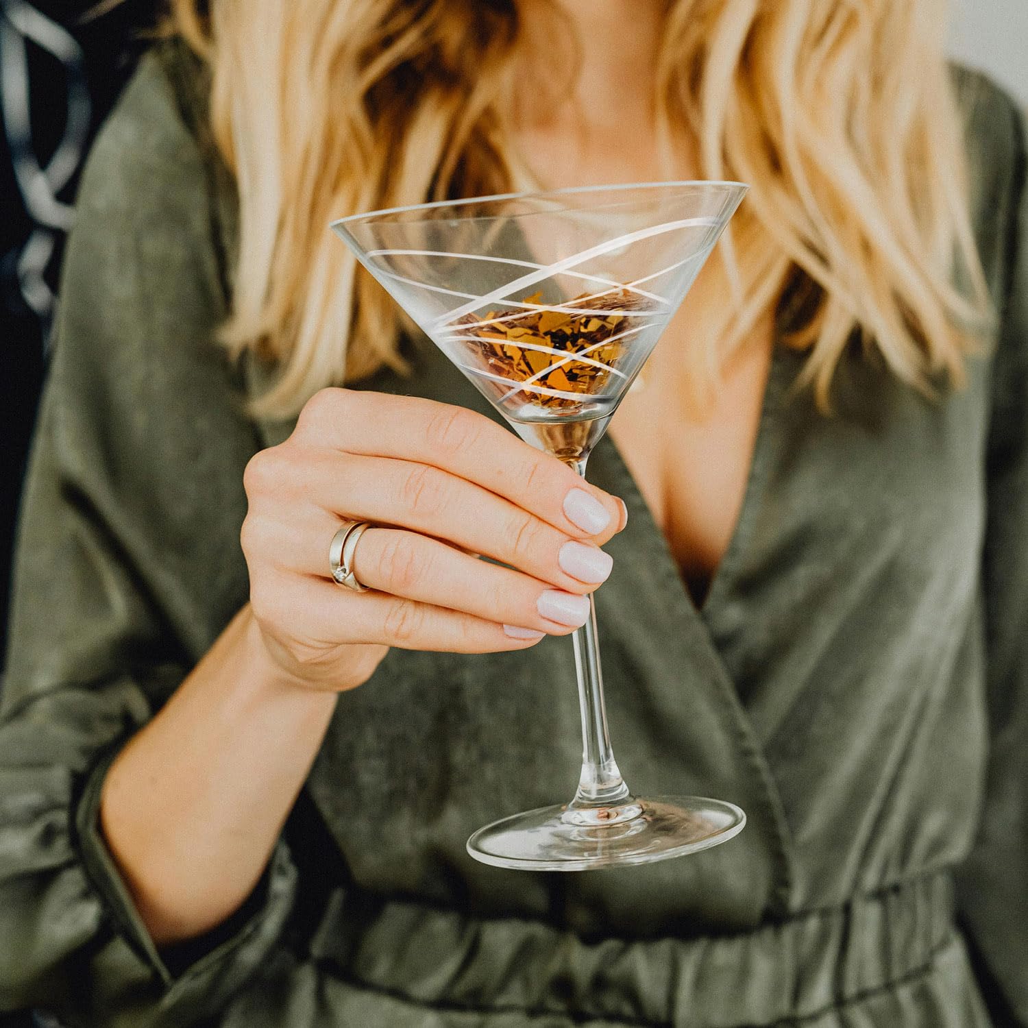Gnimihz A+ grade crystal ensures exceptional clarity for entertaining.