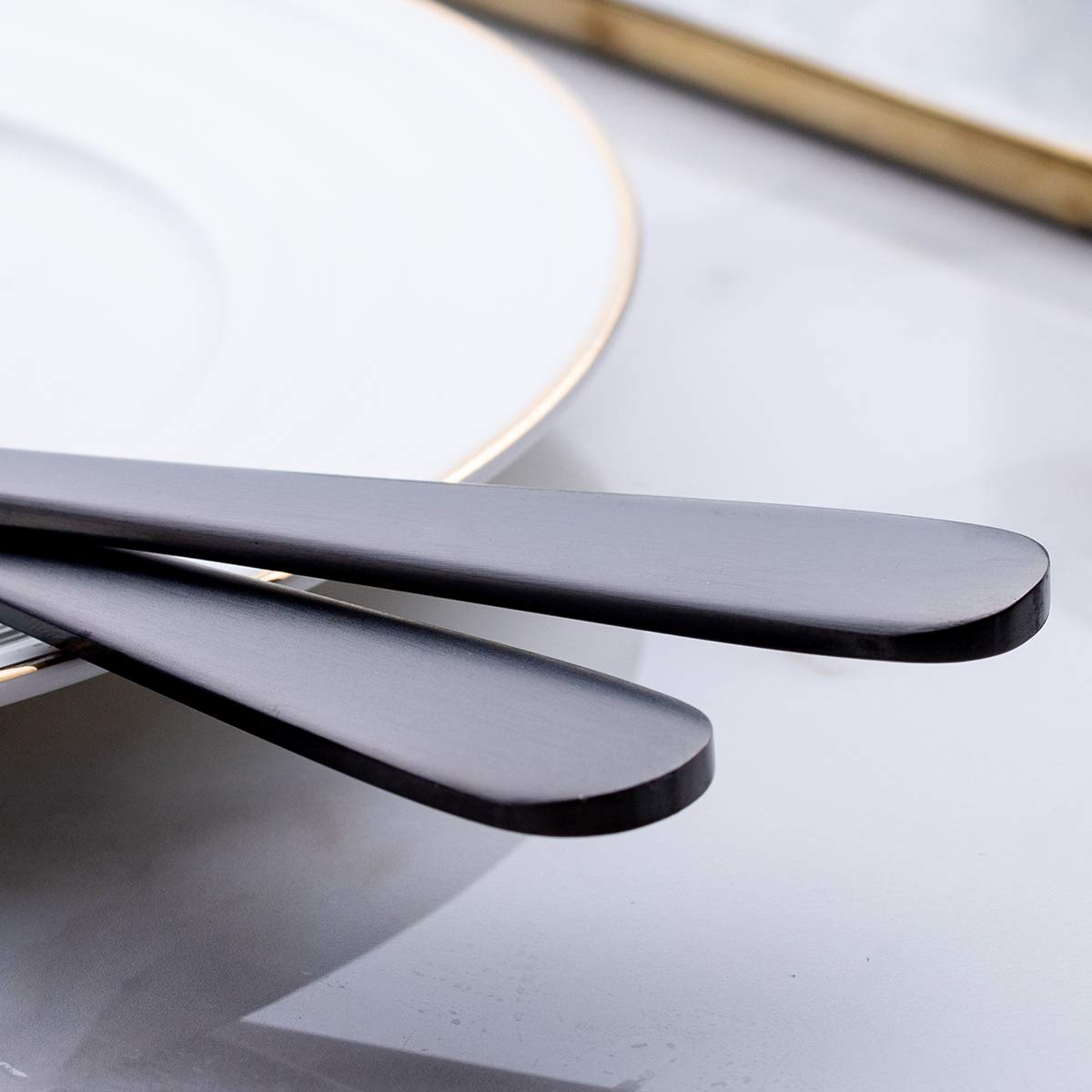 GoGeiLi matte black dinner knife close-up highlighting ergonomic balance
